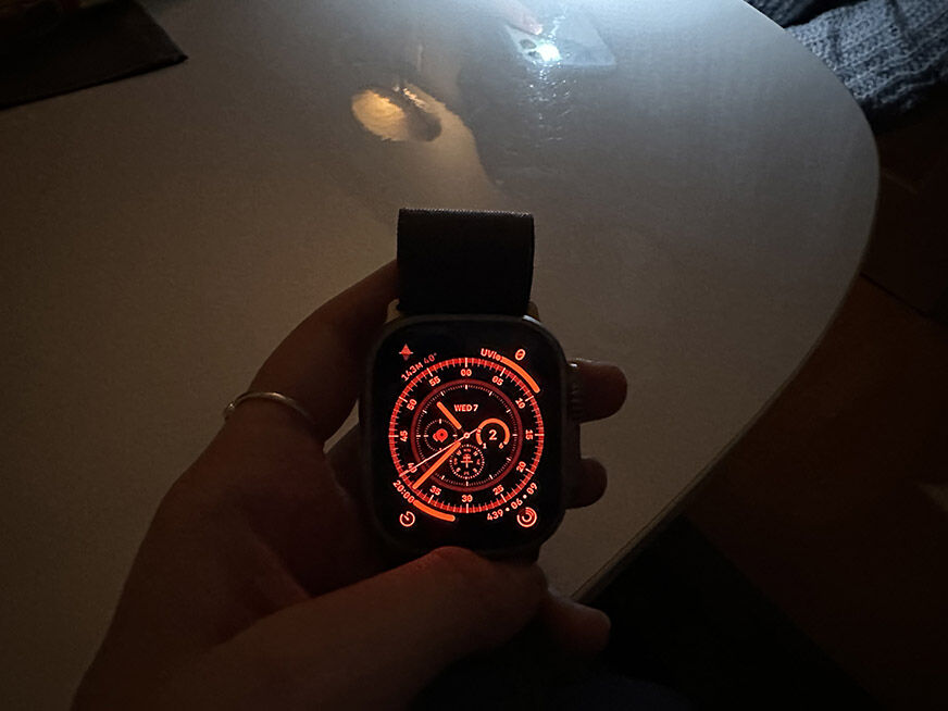 Циферблат Wayfinder на Apple Watch Ultra в ночном режиме.